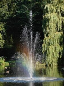 Fontein in de Leidse Hout. Water in alle kleuren van de regenboog